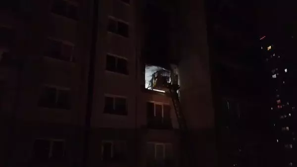 Esenyurt'ta 30 katlı binanın 9. katında patlama: Yaralılar var(1) Esenyurt'ta 30 katlı binanın 9. katında patlama: Yaralılar var(1)
