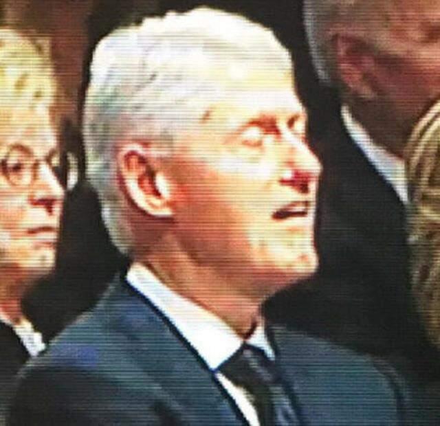 Eski ABD Başkanı Bill Clinton, Joe Biden'ın yemin töreninde uyuyakaldı Eski ABD Başkanı Bill Clinton, Joe Biden'ın yemin töreninde uyuyakaldı