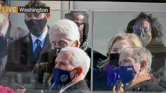 Eski ABD Başkanı Bill Clinton, Joe Biden'ın yemin töreninde uyuyakaldı Eski ABD Başkanı Bill Clinton, Joe Biden'ın yemin töreninde uyuyakaldı