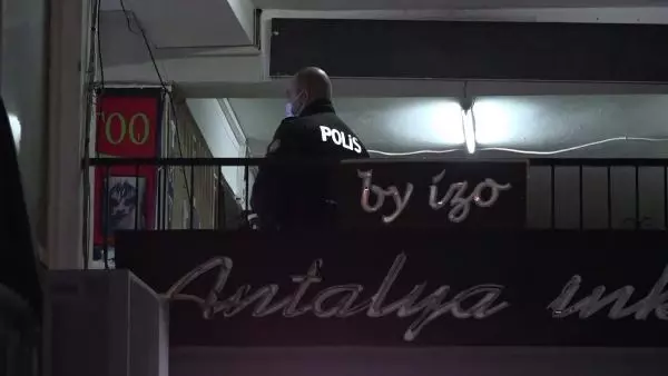 Son dakika! Esnafın üşümesin diye üzerine battaniye örttüğü kişi, iş hanında ölü bulundu Son dakika! Esnafın üşümesin diye üzerine battaniye örttüğü kişi, iş hanında ölü bulundu