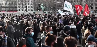 Son dakika! Fransa'da üniversite öğrencileri hükümeti protesto etti