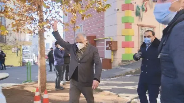 HDP'li milletvekili evlat nöbetindeki ailelere zafer işareti yapınca ortalık karıştı HDP'li milletvekili evlat nöbetindeki ailelere zafer işareti yapınca ortalık karıştı