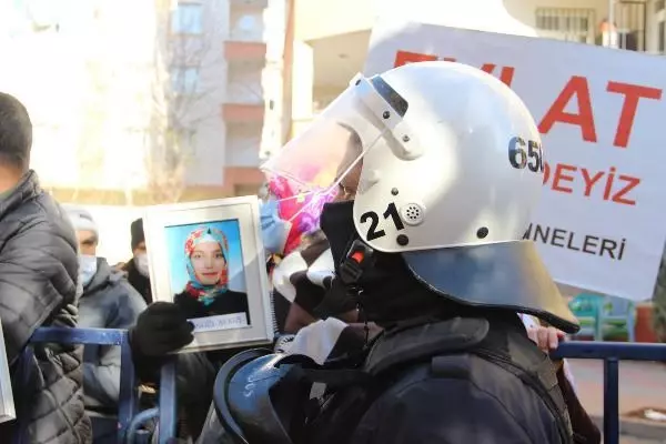 HDP'li milletvekili evlat nöbetindeki ailelere zafer işareti yapınca ortalık karıştı HDP'li milletvekili evlat nöbetindeki ailelere zafer işareti yapınca ortalık karıştı