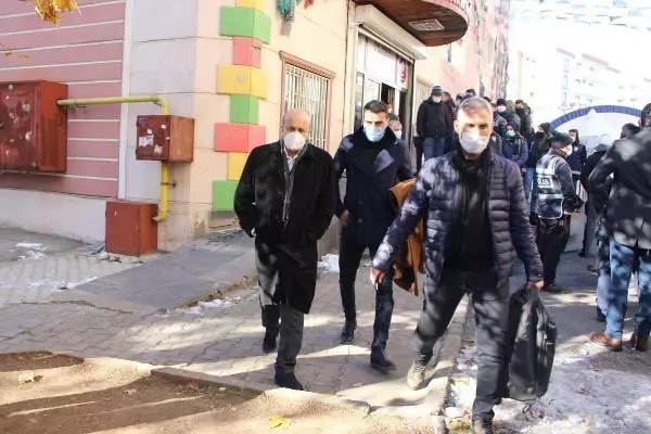 HDP'li milletvekili evlat nöbetindeki ailelere zafer işareti yapınca ortalık karıştı HDP'li milletvekili evlat nöbetindeki ailelere zafer işareti yapınca ortalık karıştı