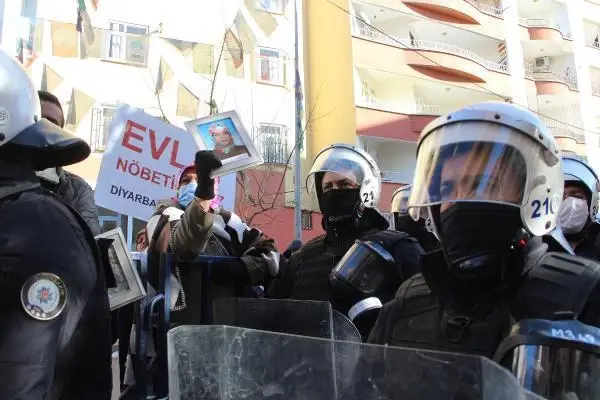 HDP'li milletvekili evlat nöbetindeki ailelere zafer işareti yapınca ortalık karıştı HDP'li milletvekili evlat nöbetindeki ailelere zafer işareti yapınca ortalık karıştı