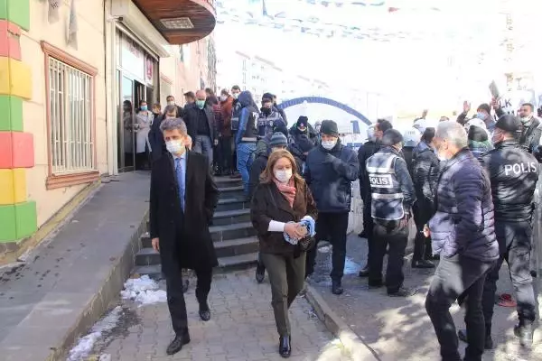 HDP'li milletvekili evlat nöbetindeki ailelere zafer işareti yapınca ortalık karıştı HDP'li milletvekili evlat nöbetindeki ailelere zafer işareti yapınca ortalık karıştı
