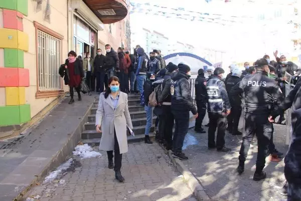 HDP'li milletvekili evlat nöbetindeki ailelere zafer işareti yapınca ortalık karıştı HDP'li milletvekili evlat nöbetindeki ailelere zafer işareti yapınca ortalık karıştı