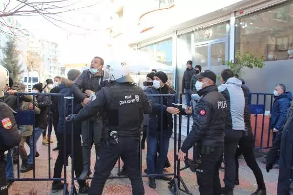 HDP'li milletvekili evlat nöbetindeki ailelere zafer işareti yapınca ortalık karıştı HDP'li milletvekili evlat nöbetindeki ailelere zafer işareti yapınca ortalık karıştı