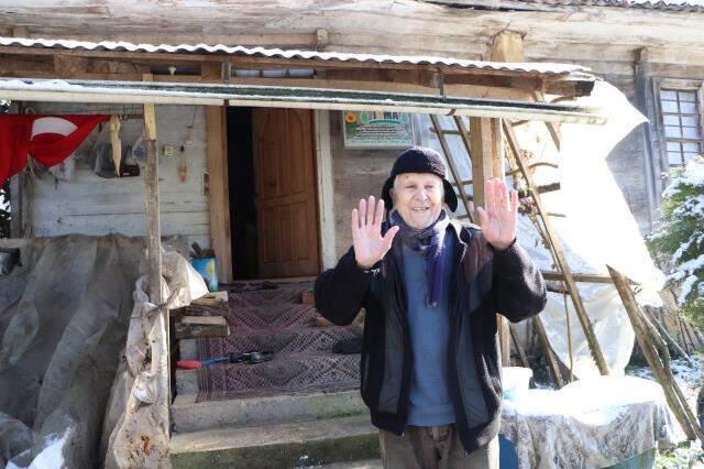 Hiç doktora gitmeyen 90 yaşındaki Yunus dedenin sırrı 30 yıldır içtiği kar suyu Hiç doktora gitmeyen 90 yaşındaki Yunus dedenin sırrı 30 yıldır içtiği kar suyu