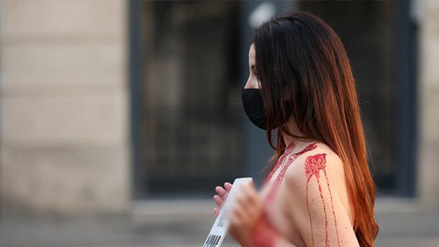 İspanya'da çırılçıplak soyunan kadın, kürk protestosu yaptı