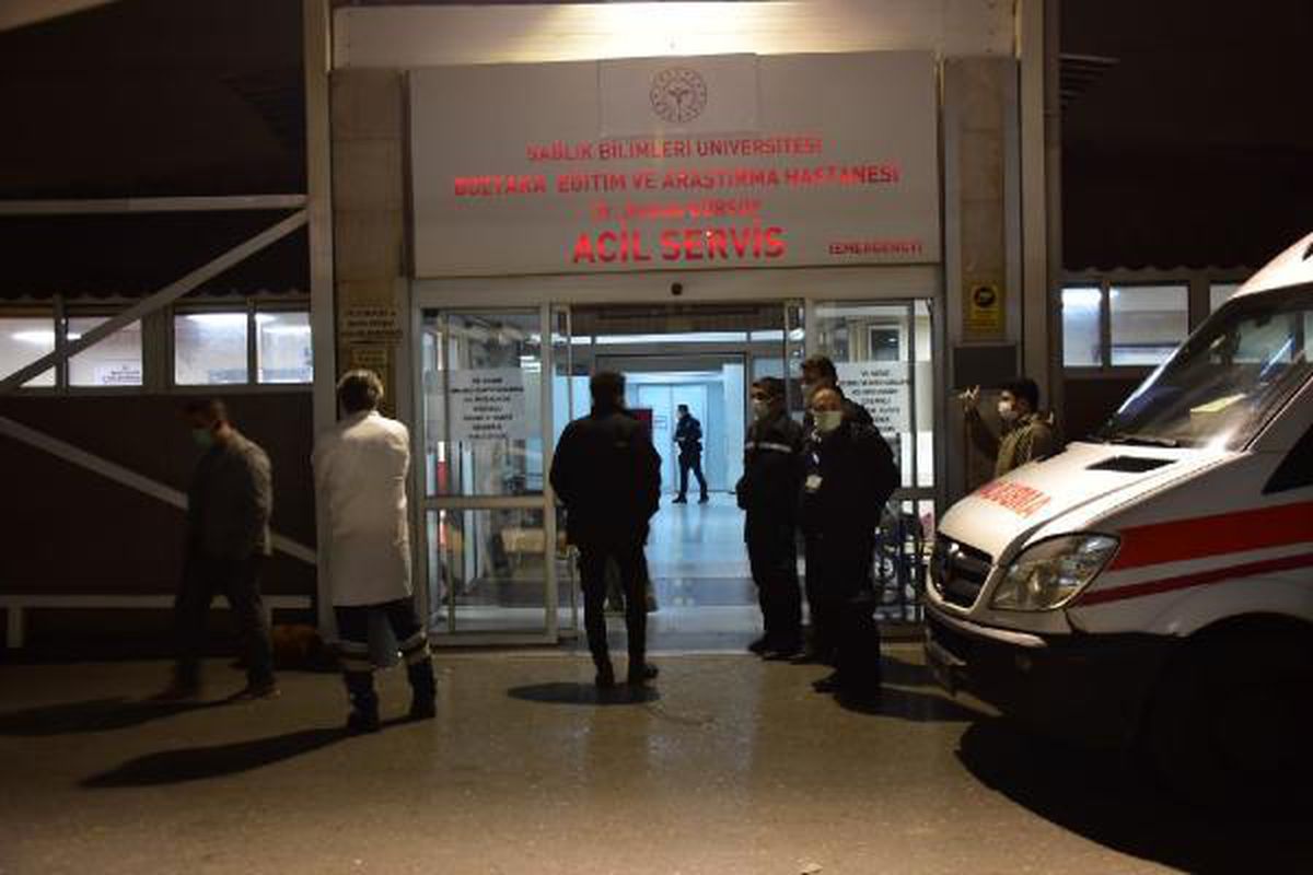 Kalp krizi geçirdiği düşünüldüğü için hastaneye kaldırılan kişinin sırtından vurulduğu anlaşıldı