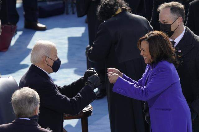 Kamala Harris, koltuğa oturur oturmaz kahkahalara boğuldu