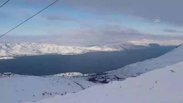 Kar nedeniyle kapanan 381 köy yolu 24 saatte ulaşıma açıldı Kar nedeniyle kapanan 381 köy yolu 24 saatte ulaşıma açıldı