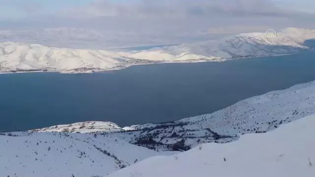 Kar nedeniyle kapanan 381 köy yolu 24 saatte ulaşıma açıldı Kar nedeniyle kapanan 381 köy yolu 24 saatte ulaşıma açıldı