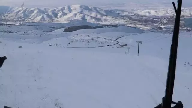 Kar nedeniyle kapanan 381 köy yolu 24 saatte ulaşıma açıldı Kar nedeniyle kapanan 381 köy yolu 24 saatte ulaşıma açıldı