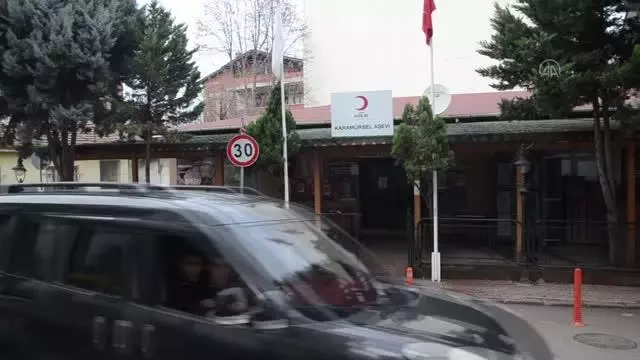 Karamürsel'de atık yemekler Türk Kızılay aracılığıyla sokak hayvanlarına ulaştırılıyor Karamürsel'de atık yemekler Türk Kızılay aracılığıyla sokak hayvanlarına ulaştırılıyor