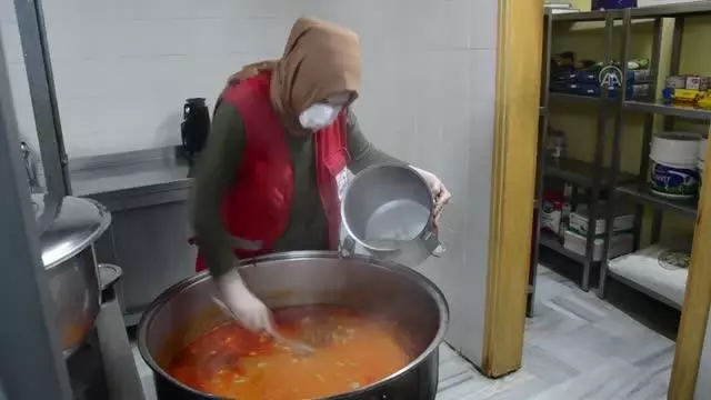 Karamürsel'de atık yemekler Türk Kızılay aracılığıyla sokak hayvanlarına ulaştırılıyor Karamürsel'de atık yemekler Türk Kızılay aracılığıyla sokak hayvanlarına ulaştırılıyor