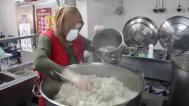 Karamürsel'de atık yemekler Türk Kızılay aracılığıyla sokak hayvanlarına ulaştırılıyor Karamürsel'de atık yemekler Türk Kızılay aracılığıyla sokak hayvanlarına ulaştırılıyor