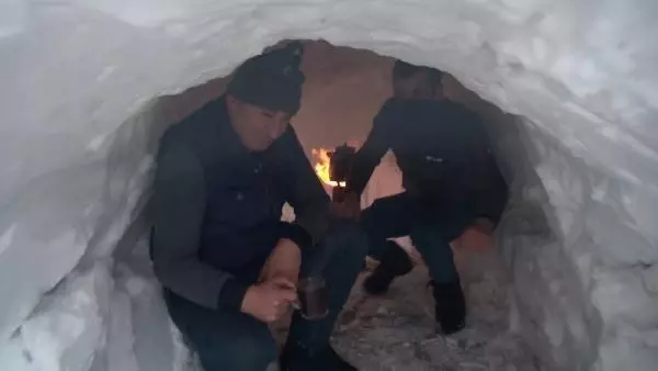 'Kardan tünel'de çay keyfi 'Kardan tünel'de çay keyfi