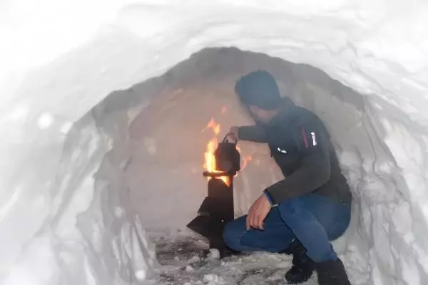 'Kardan tünel'de çay keyfi 'Kardan tünel'de çay keyfi
