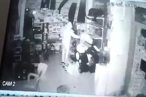 Kilidini bozduğu oto aksesuarcıyı bir hafta boyunca her gün soydu Kilidini bozduğu oto aksesuarcıyı bir hafta boyunca her gün soydu