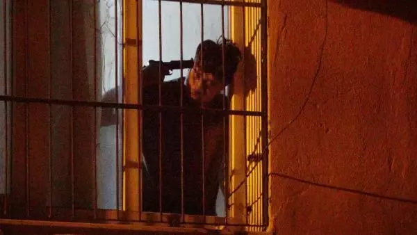 Kurusıkı tabancayı başına dayayıp, intihara kalkıştı; polisi alarma geçirdi Kurusıkı tabancayı başına dayayıp, intihara kalkıştı; polisi alarma geçirdi