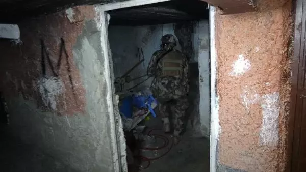 Kurusıkı tabancayı başına dayayıp, intihara kalkıştı; polisi alarma geçirdi Kurusıkı tabancayı başına dayayıp, intihara kalkıştı; polisi alarma geçirdi