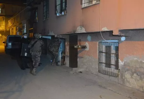 Kurusıkı tabancayı başına dayayıp, intihara kalkıştı; polisi alarma geçirdi Kurusıkı tabancayı başına dayayıp, intihara kalkıştı; polisi alarma geçirdi
