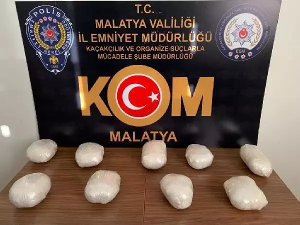 Malatya'da, yolcu otobüsünde 3 kilo esrar ele geçirildi Malatya'da, yolcu otobüsünde 3 kilo esrar ele geçirildi