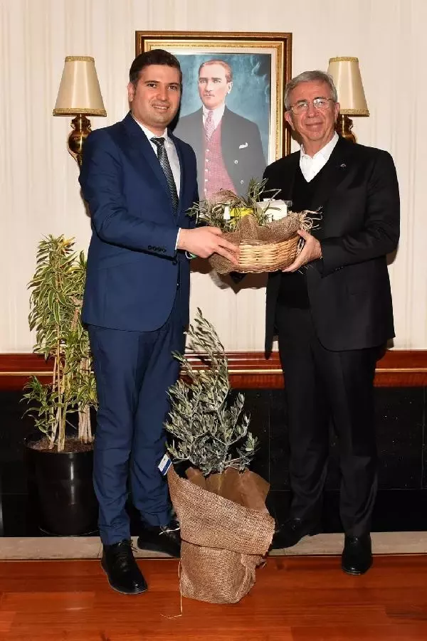 Mansur Yavaş'a zeytini fidanı Mansur Yavaş'a zeytini fidanı