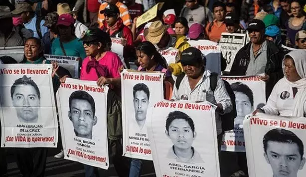 Meksika'da kaçırılan 43 öğrencinin asitle eritilip yakıldığı iddiası ülkeyi karıştırdı Meksika'da kaçırılan 43 öğrencinin asitle eritilip yakıldığı iddiası ülkeyi karıştırdı