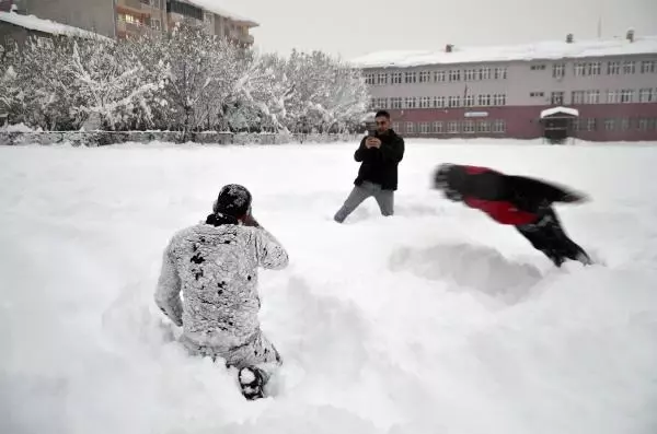 Muşlu gençler, karda yüzdü Muşlu gençler, karda yüzdü