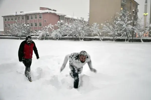 Muşlu gençler, karda yüzdü Muşlu gençler, karda yüzdü