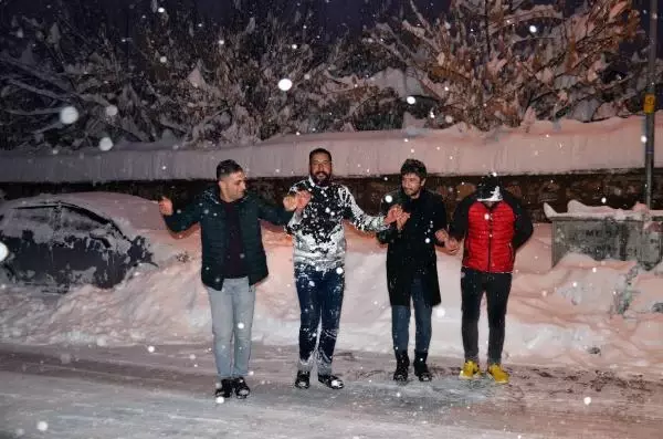 Muşlu gençler, karda yüzdü Muşlu gençler, karda yüzdü