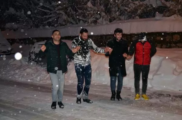 Muşlu gençler, karda yüzdü Muşlu gençler, karda yüzdü