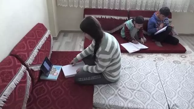 Öğrenciler MEB tarafından gönderilen tabletlerle uzaktan eğitime erişim sağlıyor Öğrenciler MEB tarafından gönderilen tabletlerle uzaktan eğitime erişim sağlıyor