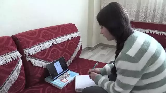 Öğrenciler MEB tarafından gönderilen tabletlerle uzaktan eğitime erişim sağlıyor Öğrenciler MEB tarafından gönderilen tabletlerle uzaktan eğitime erişim sağlıyor