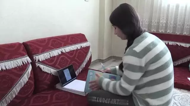 Öğrenciler MEB tarafından gönderilen tabletlerle uzaktan eğitime erişim sağlıyor Öğrenciler MEB tarafından gönderilen tabletlerle uzaktan eğitime erişim sağlıyor