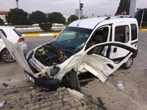 Otomobil ile hafif ticari araç çarpıştı: 2 yaralı Otomobil ile hafif ticari araç çarpıştı: 2 yaralı