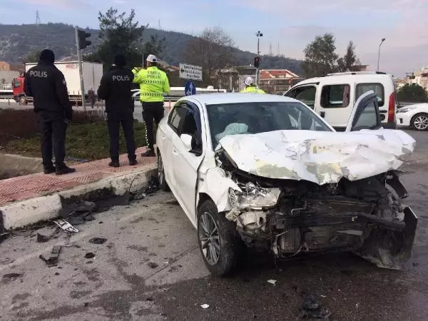 Otomobil ile hafif ticari araç çarpıştı: 2 yaralı Otomobil ile hafif ticari araç çarpıştı: 2 yaralı