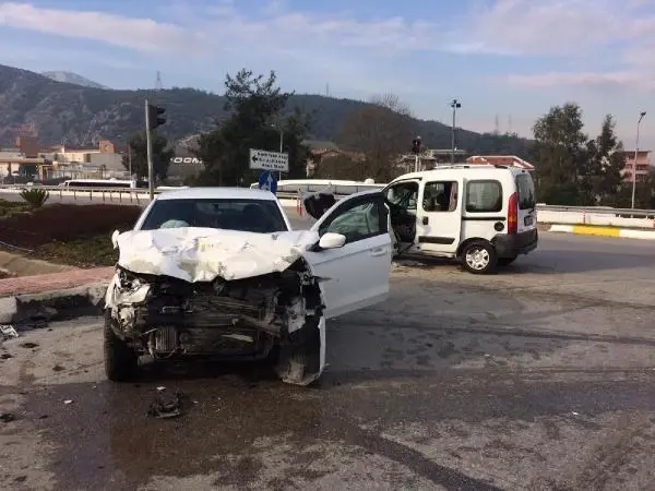Otomobil ile hafif ticari araç çarpıştı: 2 yaralı Otomobil ile hafif ticari araç çarpıştı: 2 yaralı