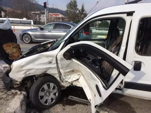 Otomobil ile hafif ticari araç çarpıştı: 2 yaralı Otomobil ile hafif ticari araç çarpıştı: 2 yaralı