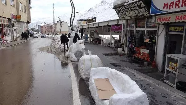 Şemdinli'de esnafın yaptığı kardan otomobil, kabak ve kanepe ilgi odağı oldu