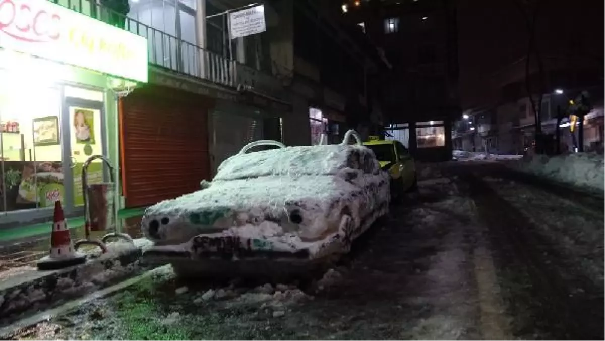 Şemdinli'de esnafın yaptığı kardan otomobil, kabak ve kanepe ilgi odağı oldu