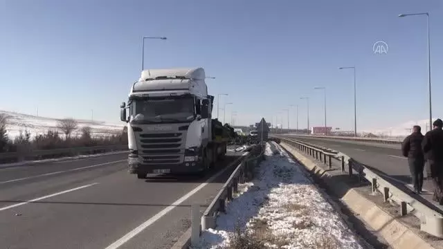 Seyir halinde olan tırdaki limon yüklü kasalar yola saçıldı Seyir halinde olan tırdaki limon yüklü kasalar yola saçıldı