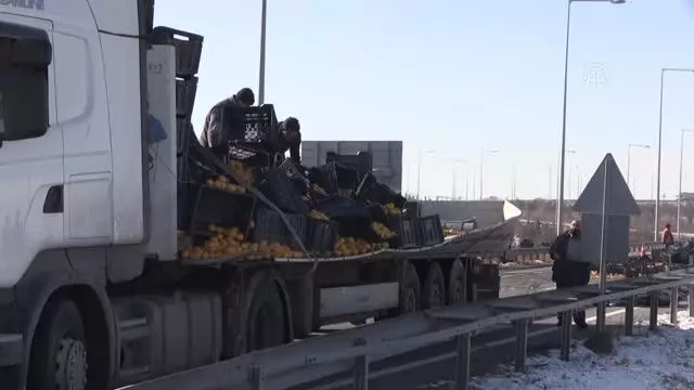 Seyir halinde olan tırdaki limon yüklü kasalar yola saçıldı Seyir halinde olan tırdaki limon yüklü kasalar yola saçıldı