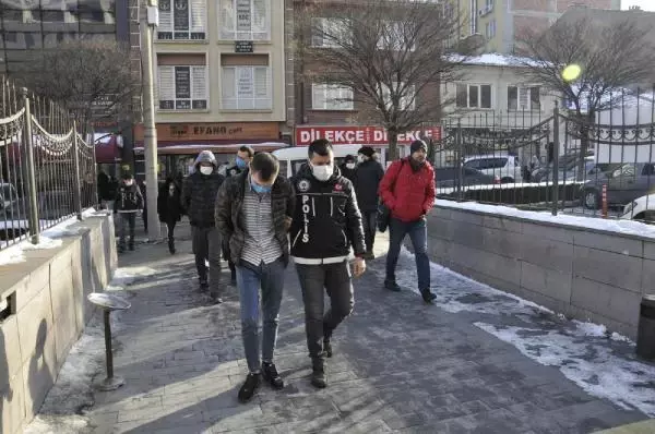 Son dakika haberleri: Sokakta uyuşturucu satan 6 şüpheli gözaltına alındı Son dakika haberleri: Sokakta uyuşturucu satan 6 şüpheli gözaltına alındı