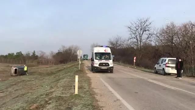 Tarlaya devrilen cipin sürücüsü yaralandı Tarlaya devrilen cipin sürücüsü yaralandı