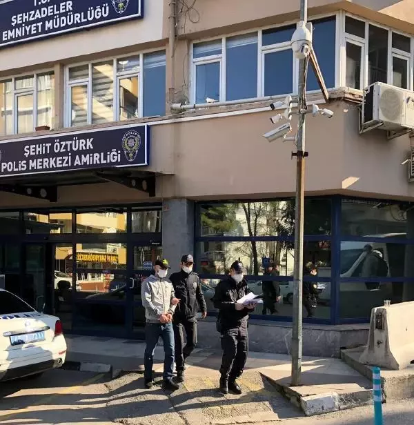 Tekel bayiini yaktı, kaçtığı taksi polis aracıyla çarpışınca yakalandı Tekel bayiini yaktı, kaçtığı taksi polis aracıyla çarpışınca yakalandı