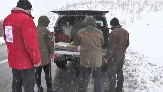 Yaban hayvanları için doğaya yiyecek bırakıldı Yaban hayvanları için doğaya yiyecek bırakıldı